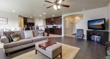 Gorgeous Family Home near DownTown, Riverwalk/Alamo.