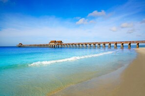 Beach nearby, sun-loungers, beach towels