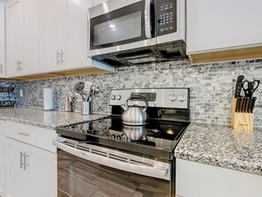 Jääkaappi, mikroaaltouuni, uuni, liesi