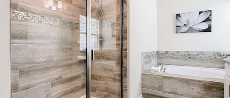 Ensemble douche/baignoire, sĂšche-cheveux, serviettes fournies