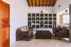 Interior - Green Parrot Beach Villa, Right On The Beach. With Private Swimming Pool (Ambalangoda)