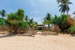 Property grounds - Green Parrot Beach Villa, Right On The Beach. With Private Swimming Pool (Ambalangoda)