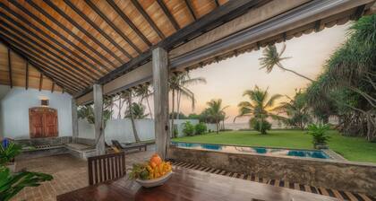 Green Parrot Beach Villa, aivan rannalla. Privet-uima-altaalla