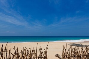 On the beach, beach towels - Green Parrot Beach Villa, Right On The Beach. With Private Swimming Pool (Ambalangoda)