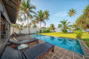 Outdoor pool - Green Parrot Beach Villa, Right On The Beach. With Private Swimming Pool (Ambalangoda)