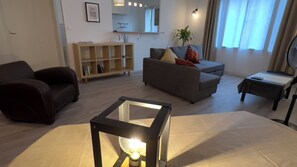 TV, books - Escale Marseillaise: 62 m2 large, quiet, near the Vieux Port for 2 to 4 pers (Marseille)