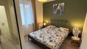 1 bedroom, iron/ironing board, WiFi, bed sheets - Escale Marseillaise: 62 m2 large, quiet, near the Vieux Port for 2 to 4 pers (Marseille)