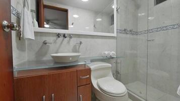 Family Apartment, 2 Bedrooms | Bathroom | Shower, towels