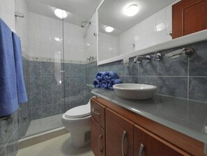Family Apartment, 2 Bedrooms | Bathroom
