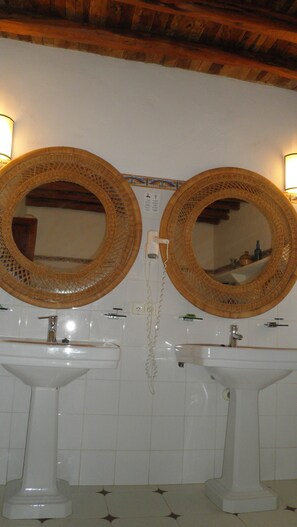 Bathtub, hair dryer, towels - House / Villa - Sant Llorenç de Balàfia (Sant Llorenç de Balàfia)