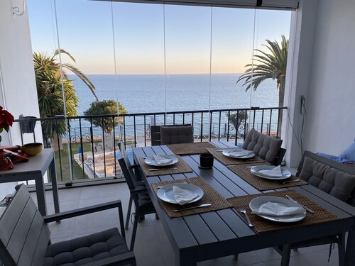 Première ligne, vue sur la mer depuis la terrasse, la piscine, le jardin, le centre-ville et 15m jusqu'à la plage!