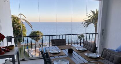 PremiĂšre ligne, vue sur la mer depuis la terrasse, la piscine, le jardin, le centre-ville et 15m jusqu'Ă la plage!