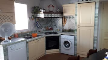 Frigorífico, horno, placa de cocina y lavavajillas