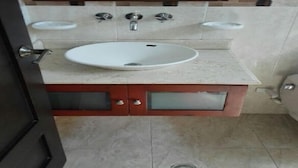 Comfort Apartment, 2 Bedrooms | Bathroom sink