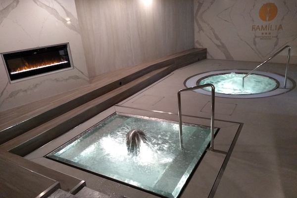Indoor spa tub