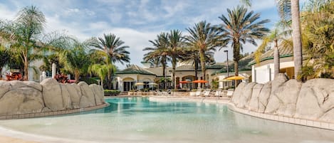 Een buitenzwembad en een verwarmd zwembad