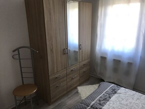 2 bedrooms, iron/ironing board, internet, bed sheets