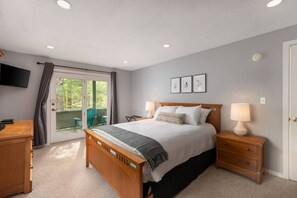 3 bedrooms, desk, WiFi, bed sheets