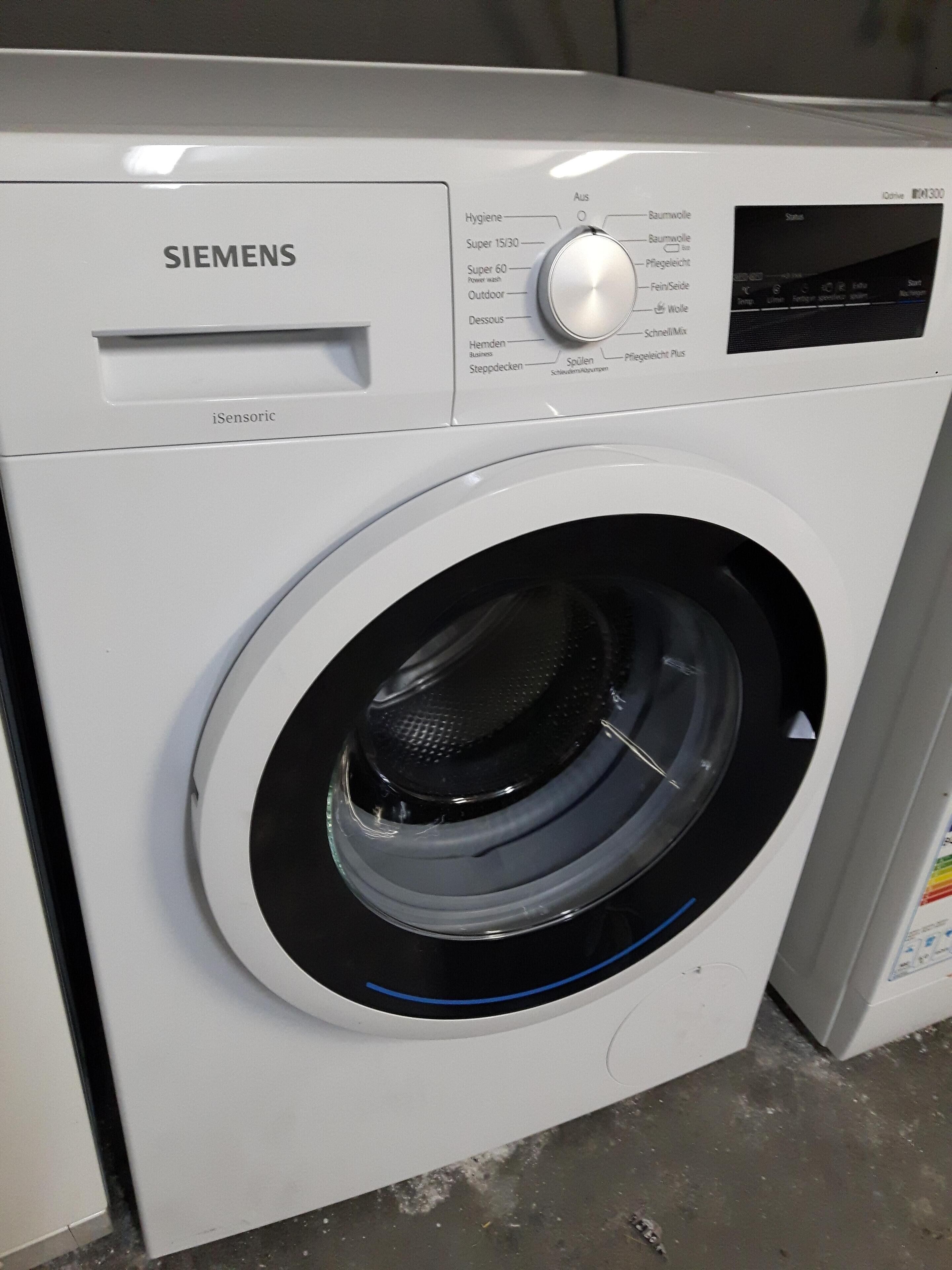 Eine weiße Siemens iSensoric Waschmaschine mit einer Bedienkonsole, die verschiedene Einstellungen anzeigt.