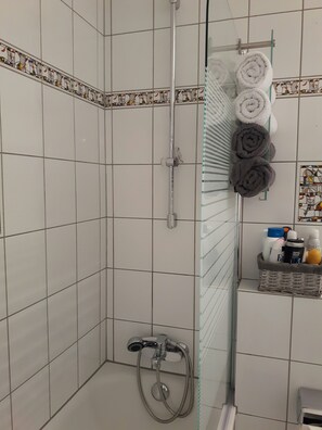 Bathtub, hair dryer, bathrobes, slippers - Charming & stylish, 56qm near Dusseldorf are waiting for you! (Kaarst)