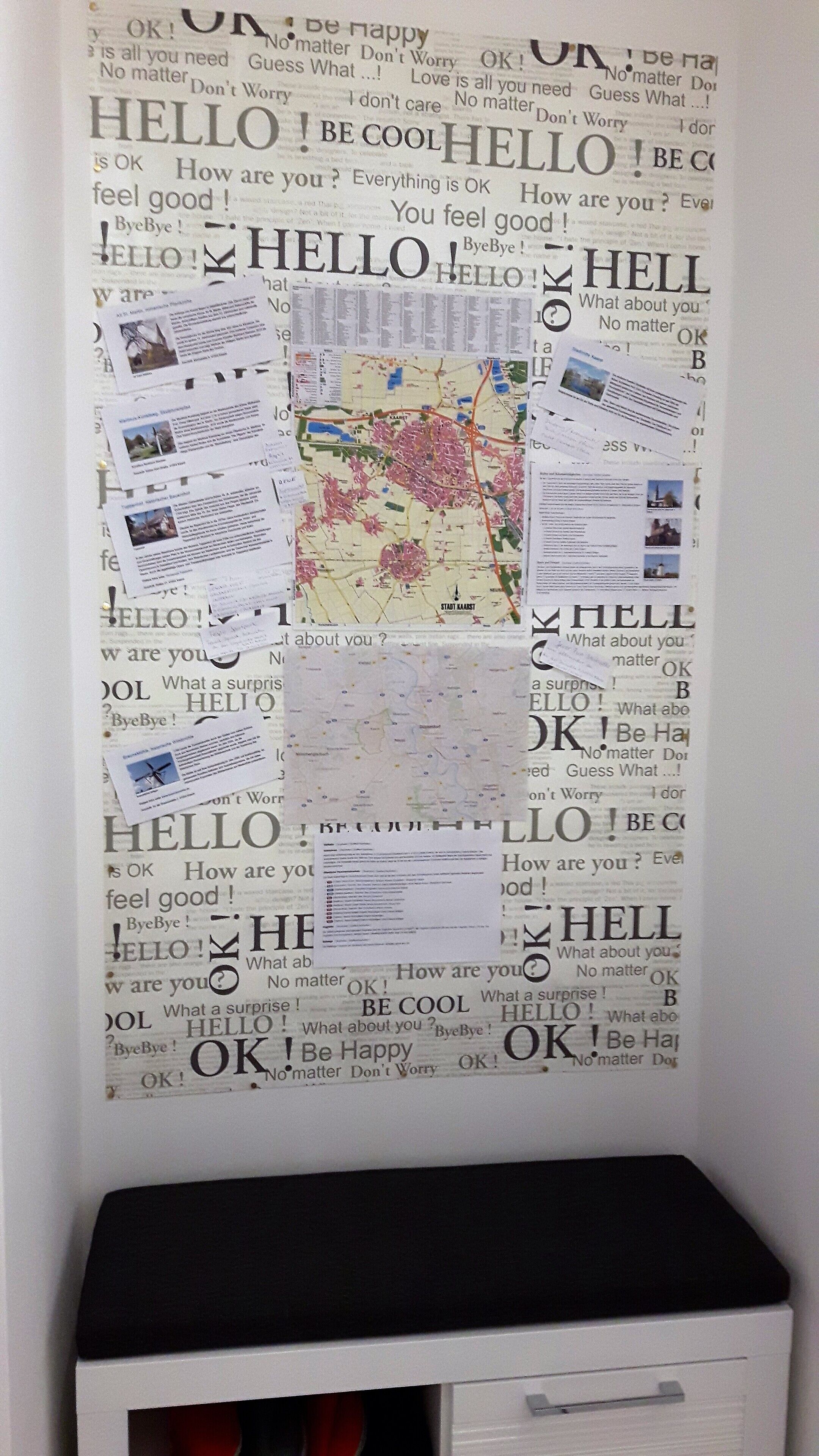 Um quadro de avisos com diversos recados, um mapa e mensagens de texto.