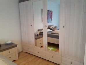 1 habitación, tabla de planchar con plancha, wifi gratis y ropa de cama