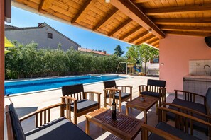 Outdoor pool, pool loungers - Family apartment with private salt-water pool in Fazana (Fažana)