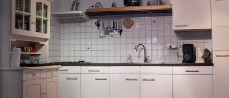 Refrigerador, microondas, lavavajillas y cafetera y tetera