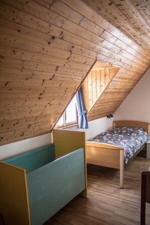 4 bedrooms, iron/ironing board, free WiFi, bed sheets