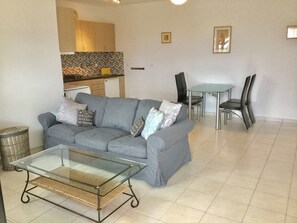 Tv, pejs, dvd-afspiller, bøger