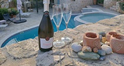 GroĂe private Wohnung in einem traditionellen griechischen Dorf mit herrlichem Blick.