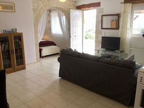 Tv, pejs, dvd-afspiller, bøger