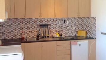 Kühlschrank, Ofen, Herdplatte, Wasserkocher