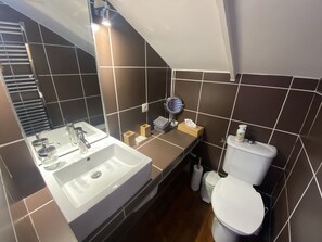 Douche, sèche-cheveux, serviettes fournies, savon