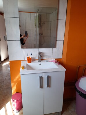 Haartrockner, Handtücher, Seife, Toilettenpapier