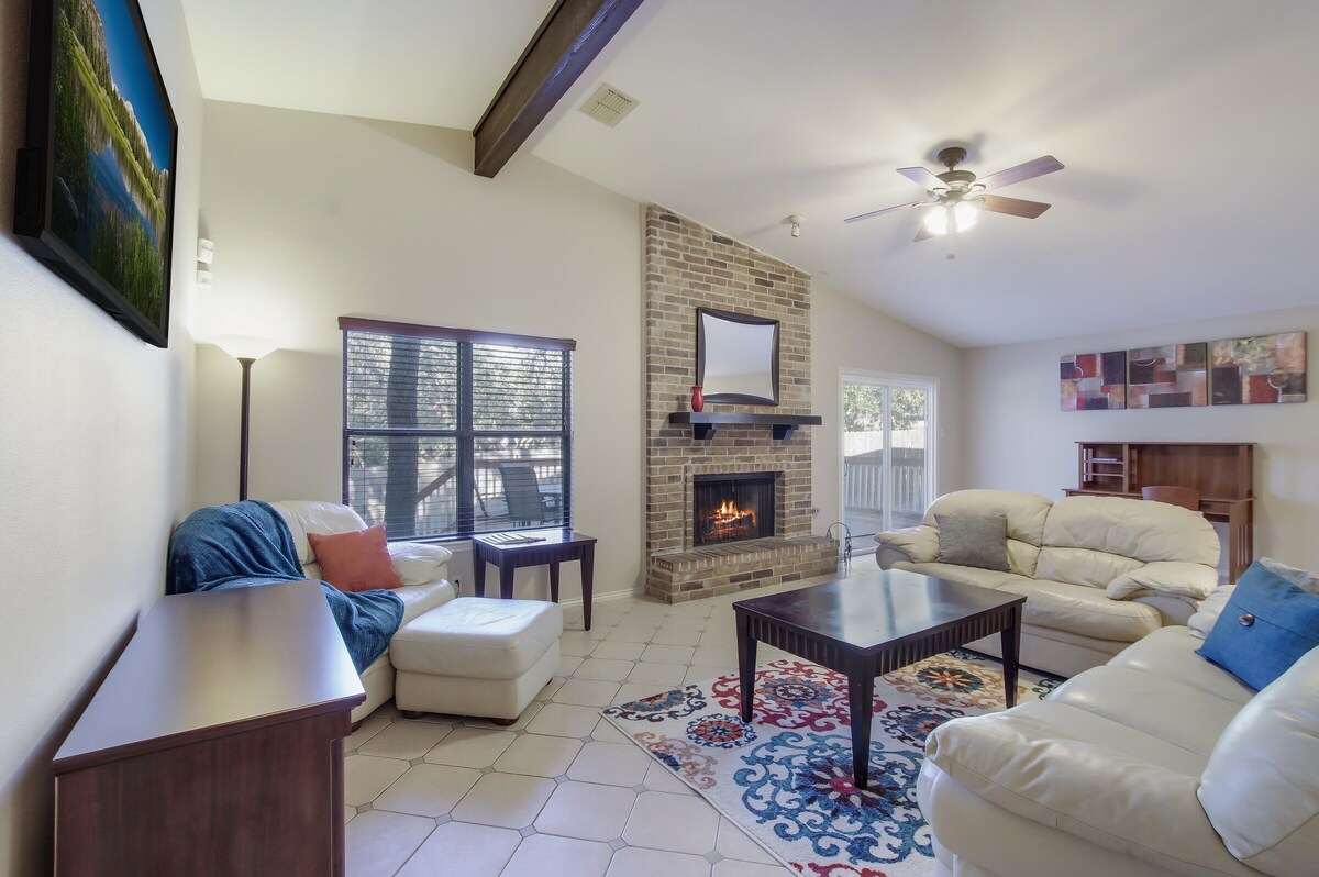 Family Retreat! New Kitchen, Large Deck!