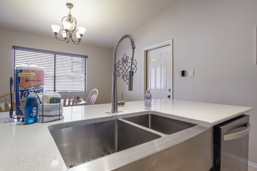 Family Retreat! New Kitchen, Large Deck!