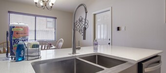 Family Retreat! New Kitchen, Large Deck!