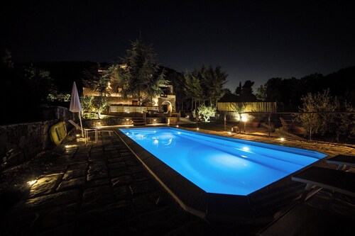Luxury villa with pool on the slopes of Etna