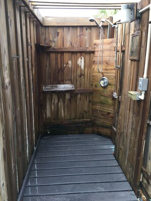 Bañera con ducha, secador de pelo, toallas