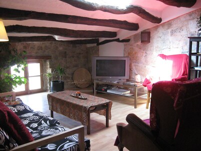Preciosa y cómoda casa de piedra en el Camino del Cister  a 110kms de Barcelona