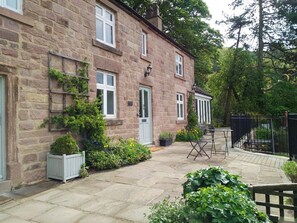 Exterior - Beautiful cottage with spectacular views, private garden, sunroom and terrace (Wirksworth)