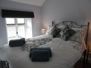 4 bedrooms, desk, iron/ironing board, free WiFi - Luxury Cottage with spectacular rural views, private garden, sunroom and terrace (Wirksworth)