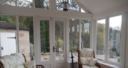 Ylellinen mökki, josta on upeat näkymät maaseudulle, oma puutarha, aurinkohuone ja terassi