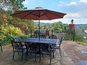 Outdoor dining - Beautiful cottage with spectacular views, private garden, sunroom and terrace (Wirksworth)