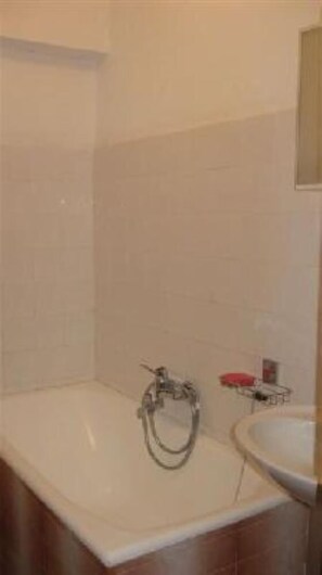 Bathtub, towels