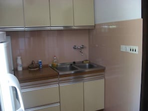 Kühlschrank, Ofen, Herdplatte, Wasserkocher mit Kaffee-/Teezubehör