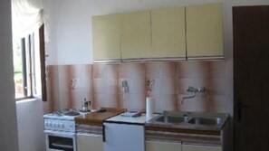 ثلاجة، فرن، موقد طهي مسطح، ماكينة لصنع القهوة/الشاي