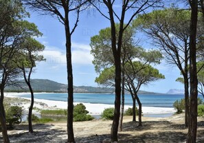 Nära stranden och solstolar