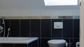 Tina, secadora de cabello, toallas, jabón